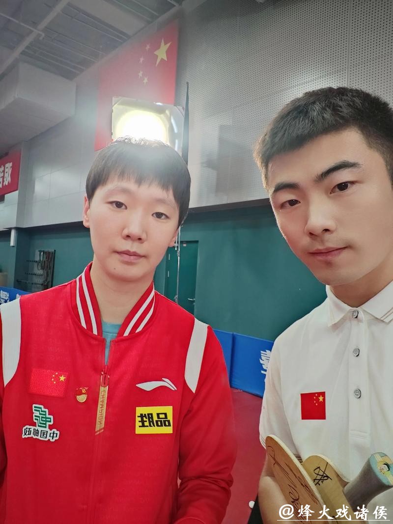国乒大合影藏玄机：谁是最开心的男队员？旁边王曼昱的眼神亮了！